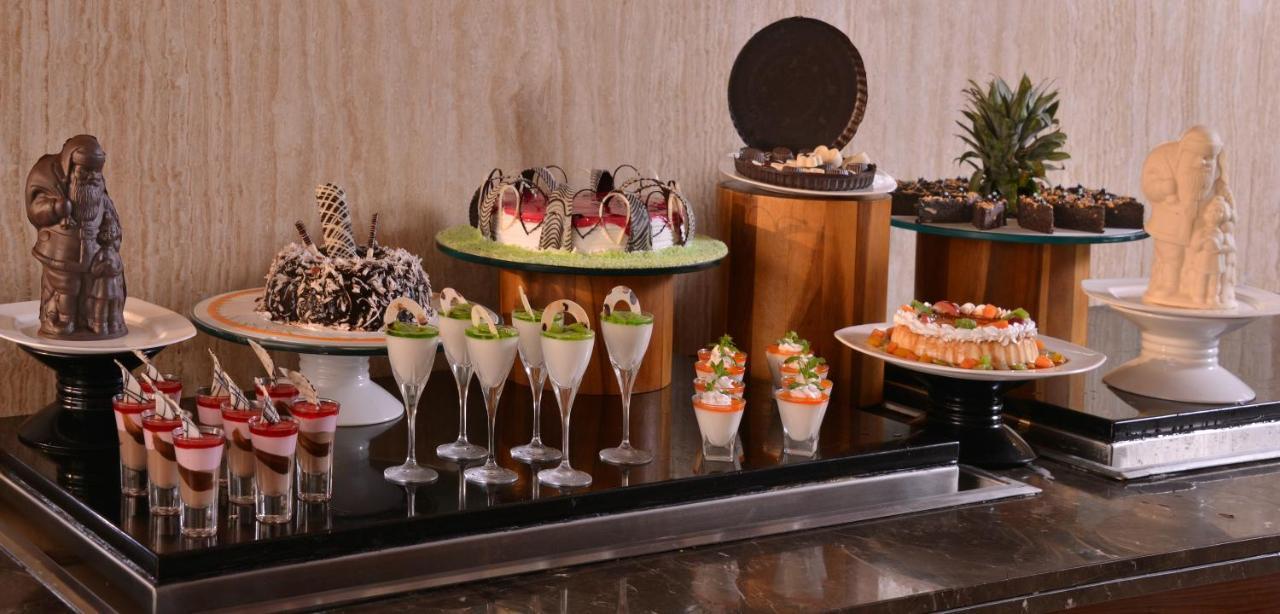 Holiday Inn Chandigarh Panchkula, An Ihg Hotel Dış mekan fotoğraf A dessert buffet