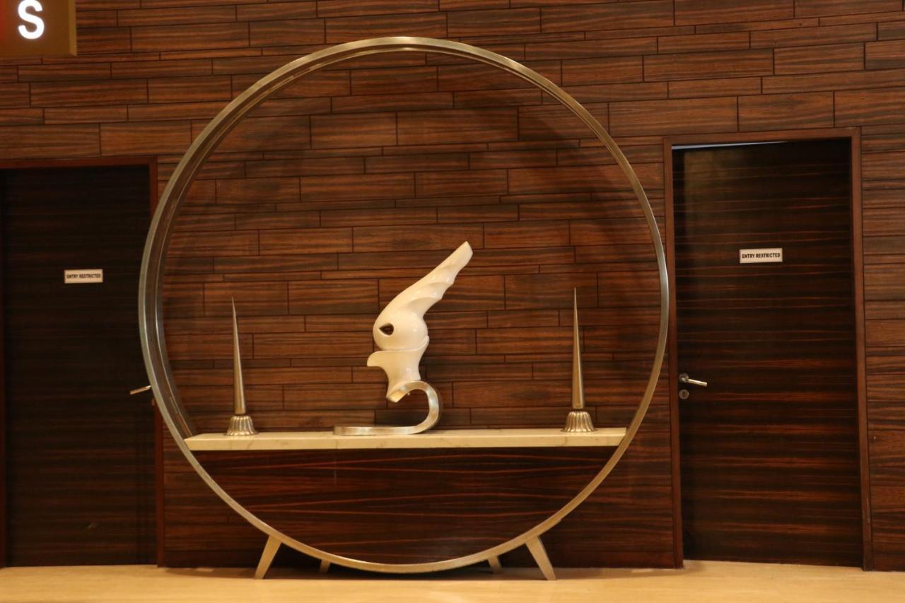Holiday Inn Chandigarh Panchkula, An Ihg Hotel Dış mekan fotoğraf The sculpture of the hotel's logo