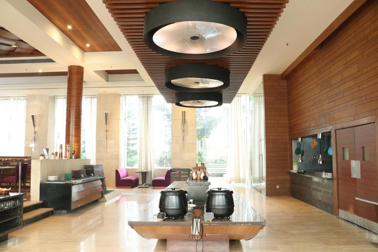 Holiday Inn Chandigarh Panchkula, An Ihg Hotel Dış mekan fotoğraf The interior of the hotel