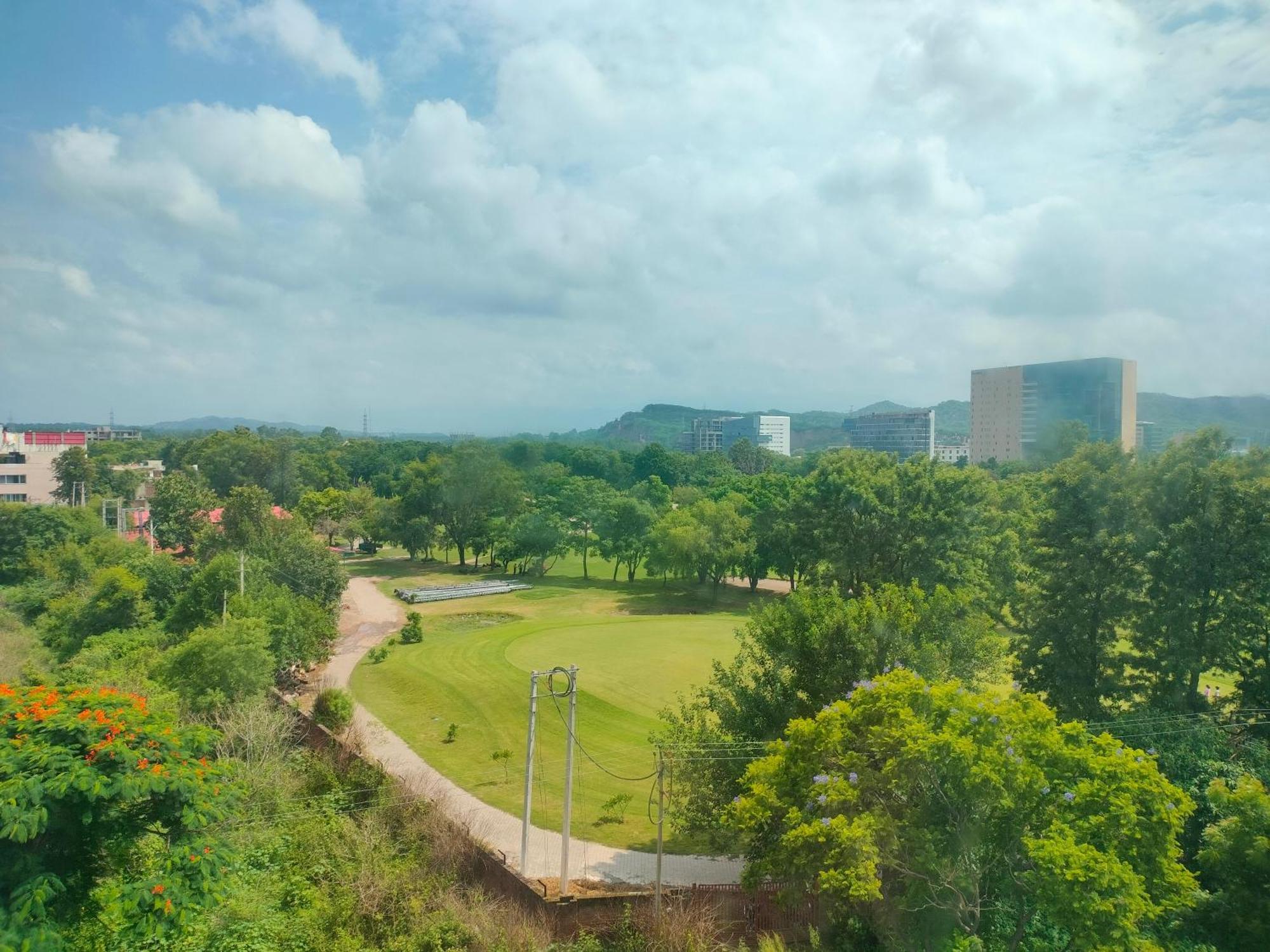 Holiday Inn Chandigarh Panchkula, An Ihg Hotel Dış mekan fotoğraf View of the campus