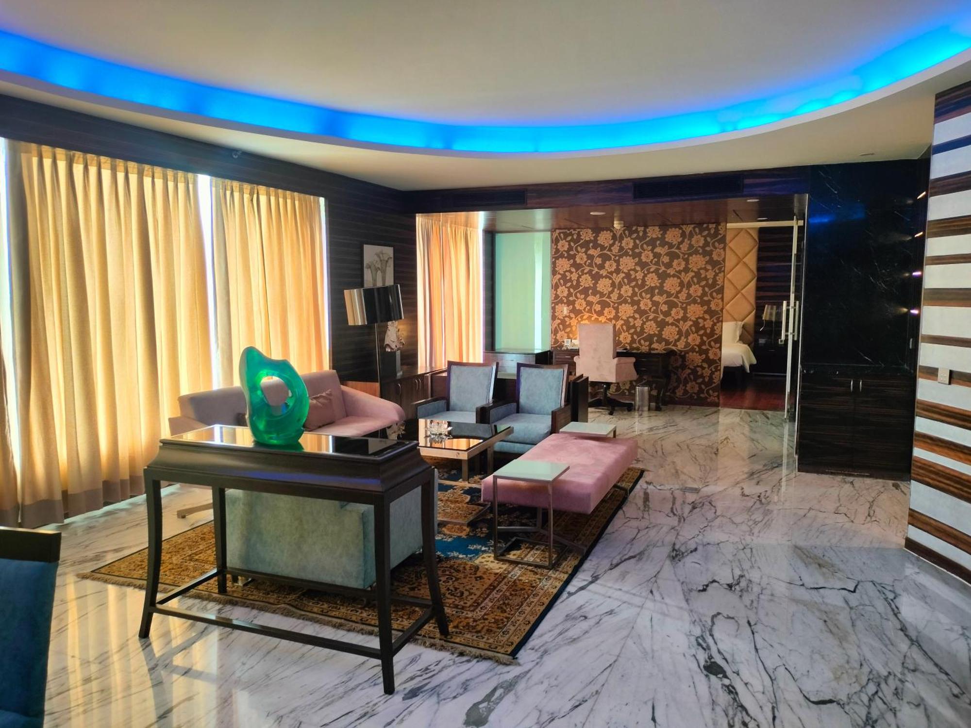 Holiday Inn Chandigarh Panchkula, An Ihg Hotel Dış mekan fotoğraf A living room in a luxury apartment