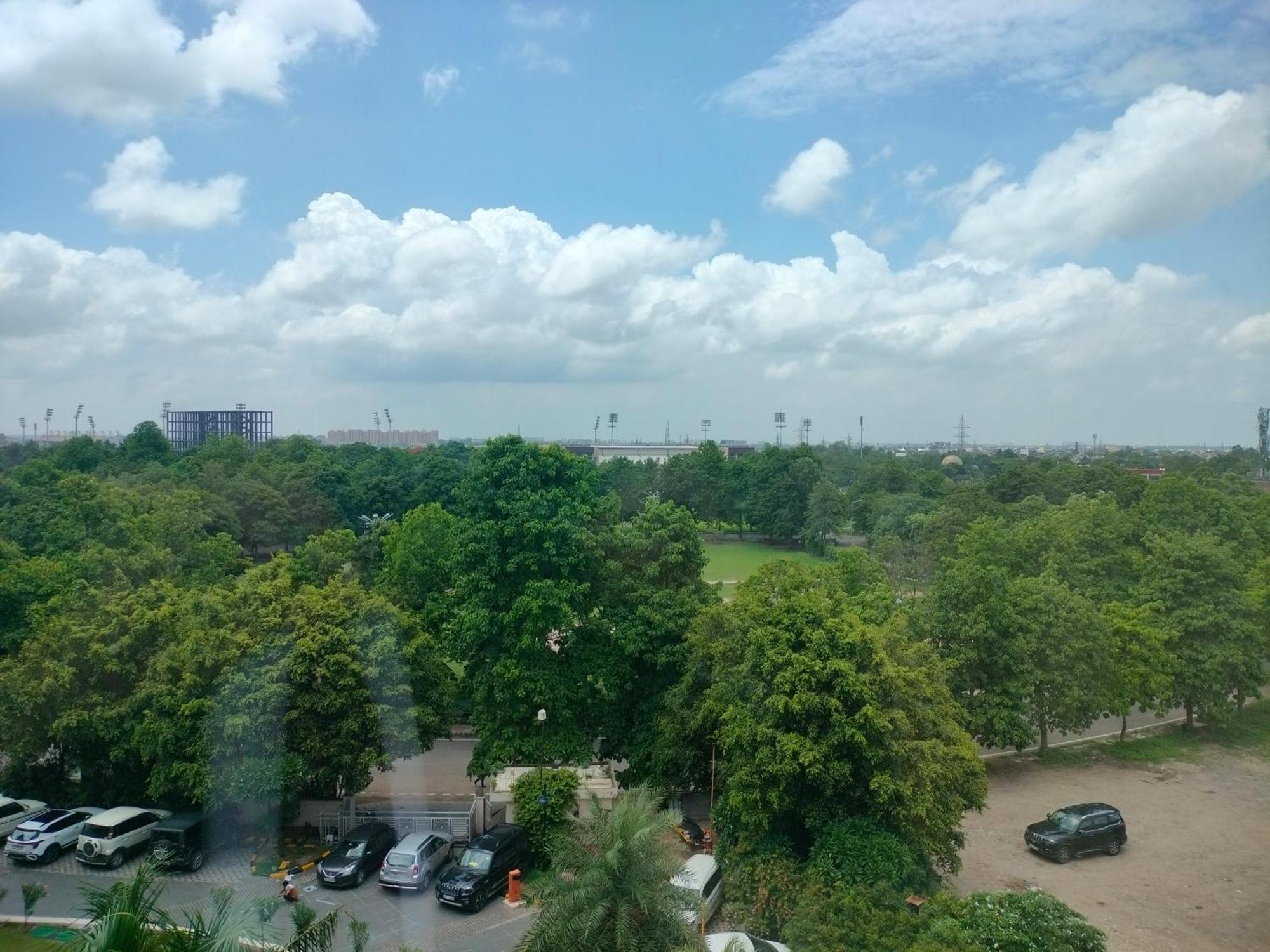 Holiday Inn Chandigarh Panchkula, An Ihg Hotel Dış mekan fotoğraf View of the park from the hotel