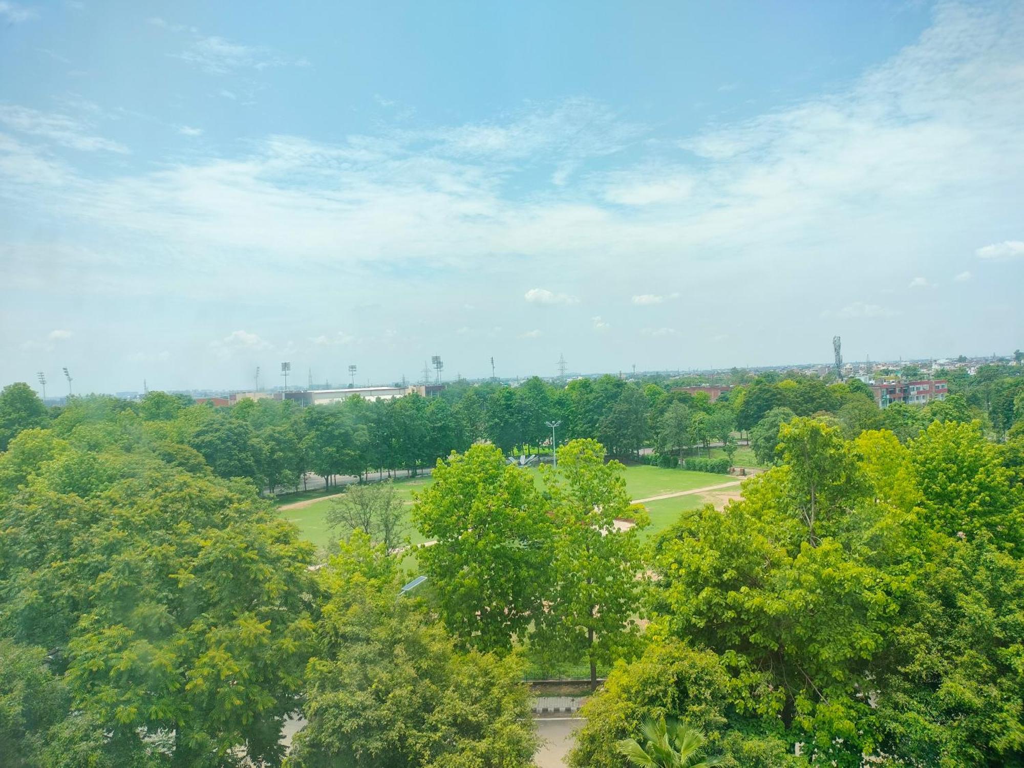 Holiday Inn Chandigarh Panchkula, An Ihg Hotel Dış mekan fotoğraf View of the park from the observation tower