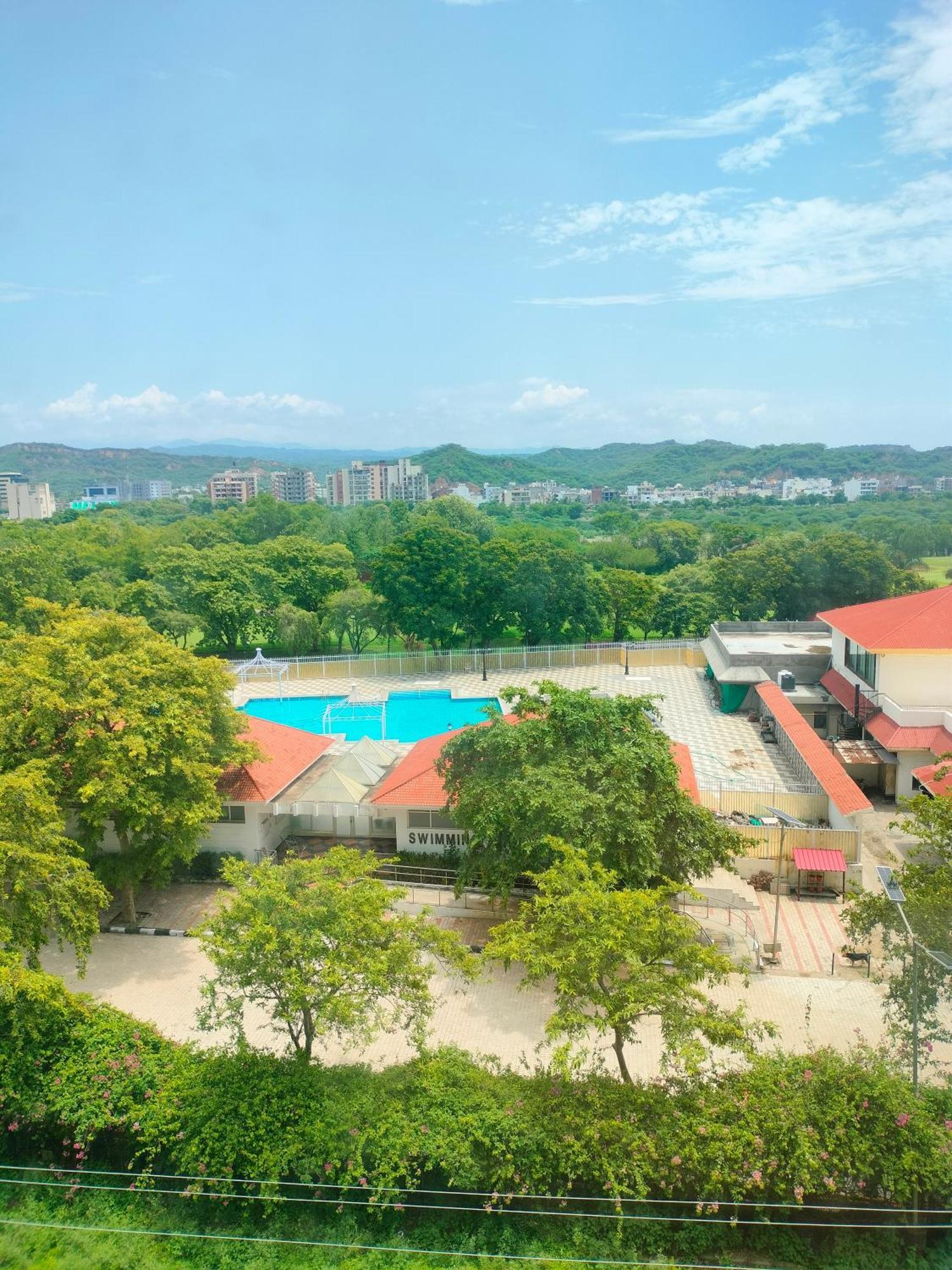 Holiday Inn Chandigarh Panchkula, An Ihg Hotel Dış mekan fotoğraf Swimming pool