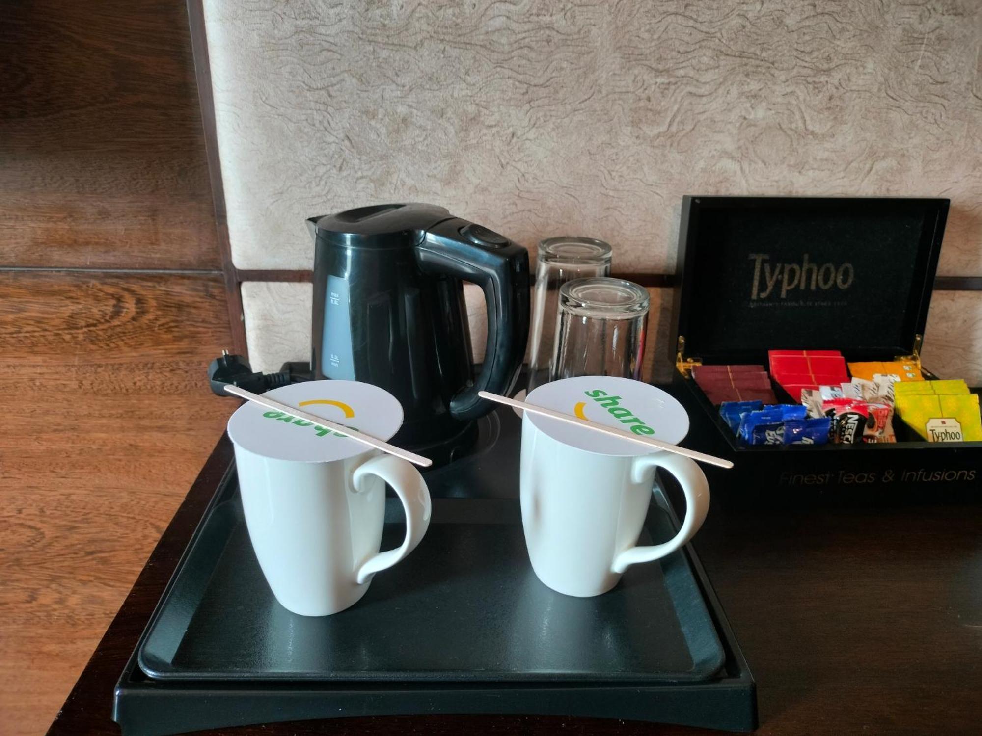 Holiday Inn Chandigarh Panchkula, An Ihg Hotel Dış mekan fotoğraf A kettle and two cups in a hotel room