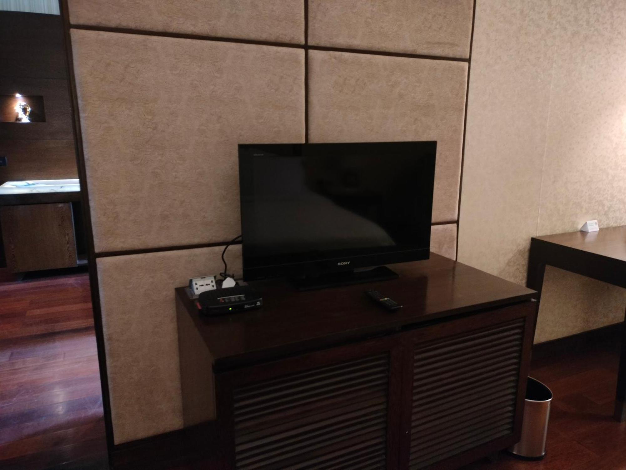 Holiday Inn Chandigarh Panchkula, An Ihg Hotel Dış mekan fotoğraf A television in a hotel room