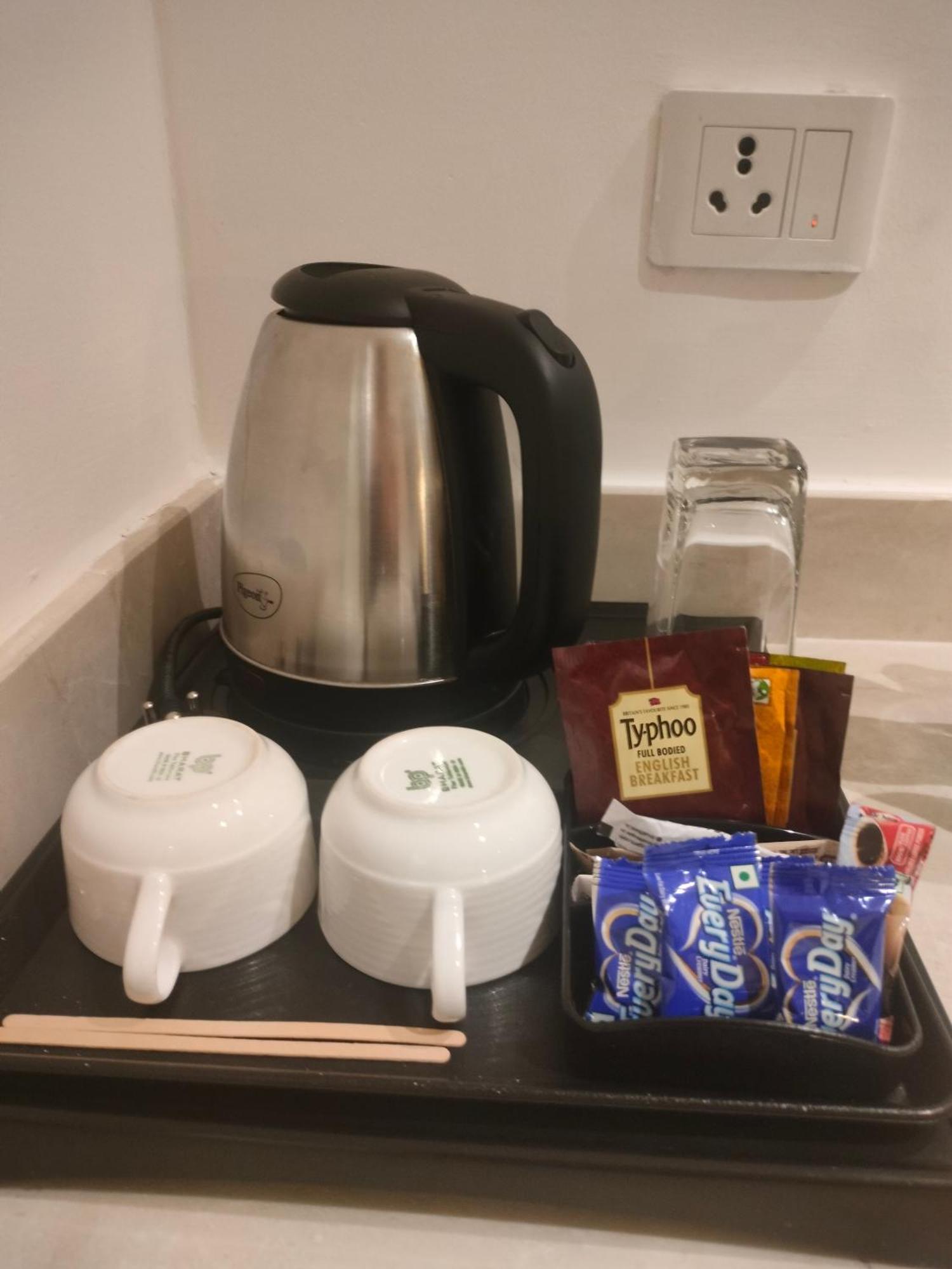 Holiday Inn Chandigarh Panchkula, An Ihg Hotel Dış mekan fotoğraf A kettle with tea bags and cups