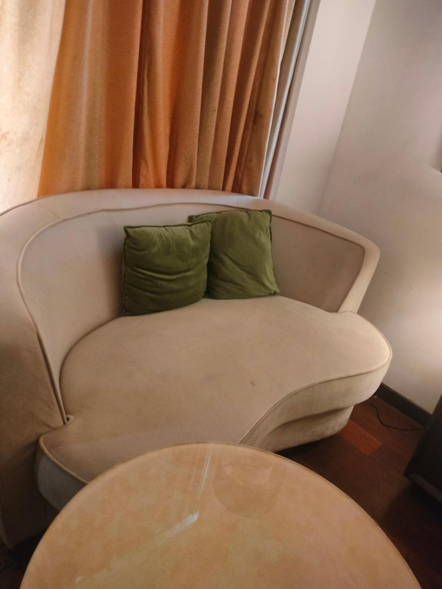 Holiday Inn Chandigarh Panchkula, An Ihg Hotel Dış mekan fotoğraf A sofa in a hotel room