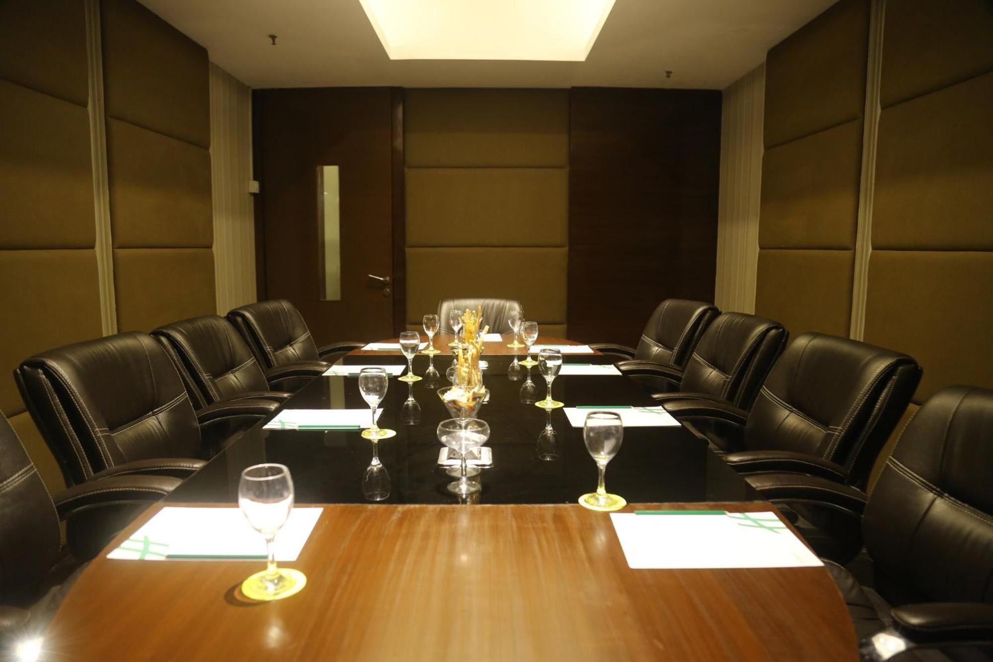 Holiday Inn Chandigarh Panchkula, An Ihg Hotel Dış mekan fotoğraf A boardroom